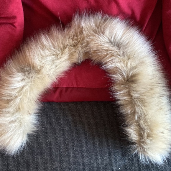 Red Gap hooded puffer vest with detachable faux fur - Picture 4 of 9